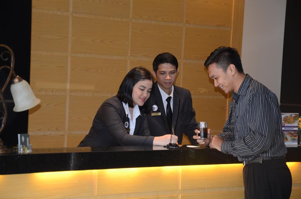 Emilia Hotel By Amazing - Palembang Ngoại thất bức ảnh