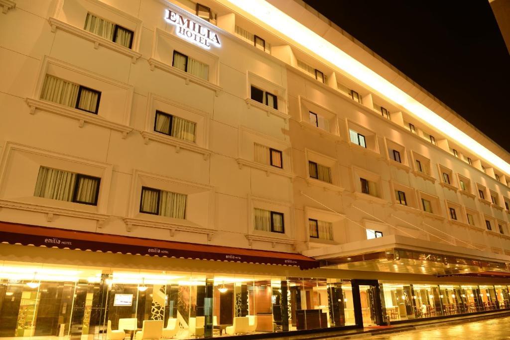 Emilia Hotel By Amazing - Palembang Ngoại thất bức ảnh