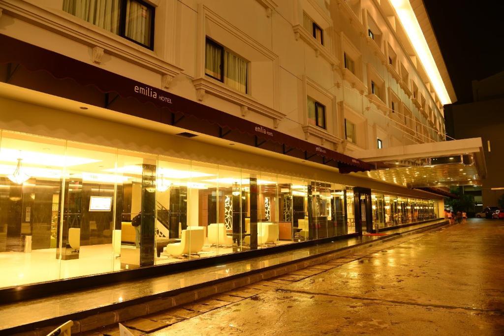 Emilia Hotel By Amazing - Palembang Ngoại thất bức ảnh