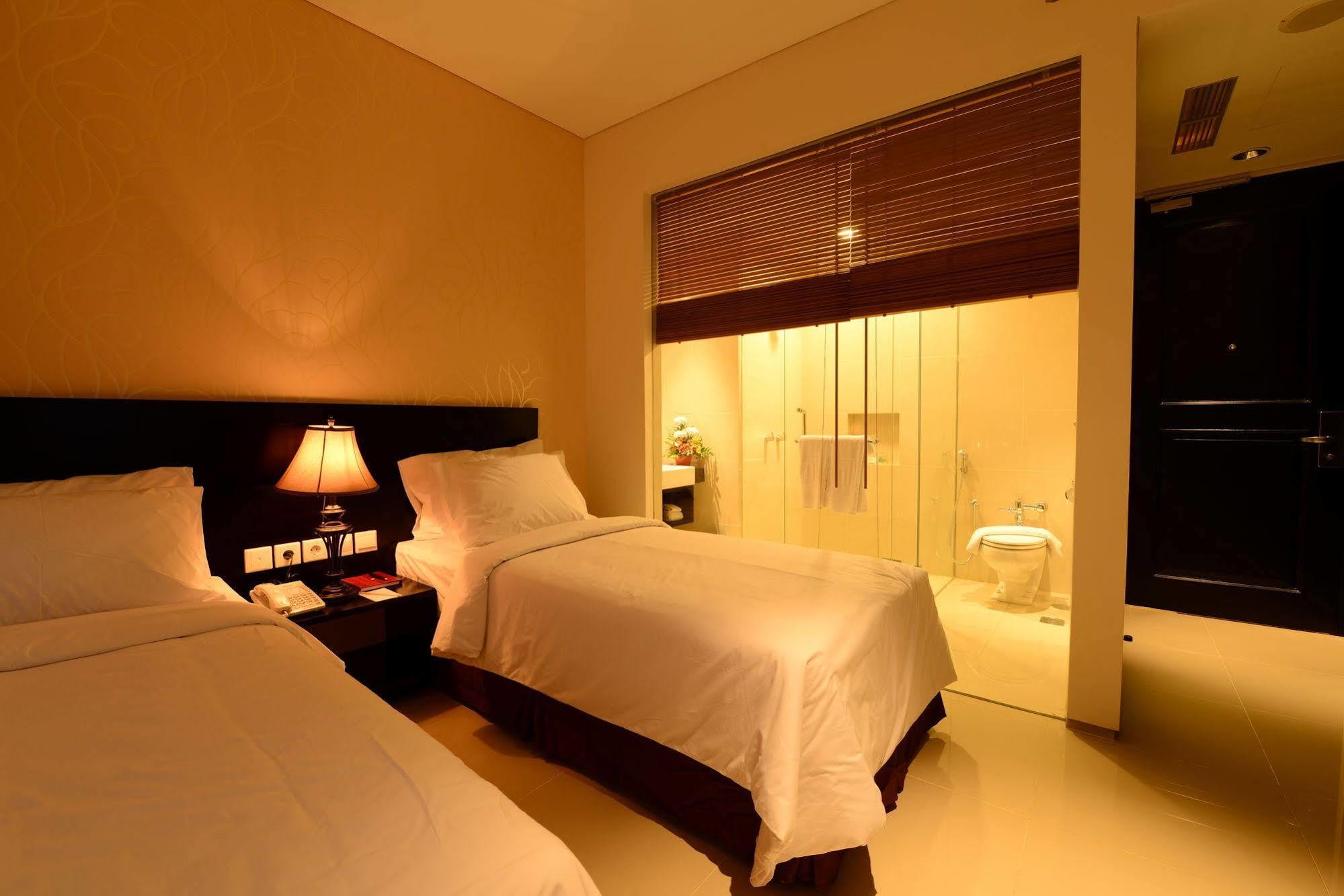Emilia Hotel By Amazing - Palembang Ngoại thất bức ảnh