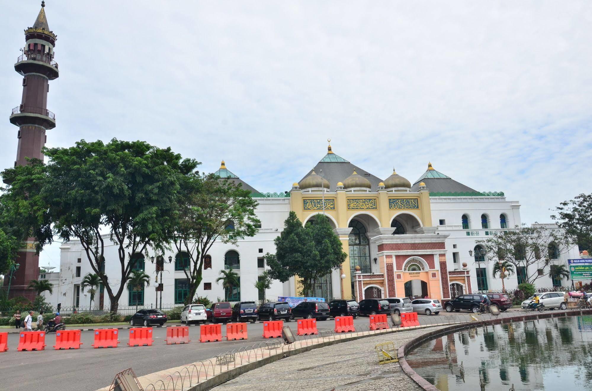Emilia Hotel By Amazing - Palembang Ngoại thất bức ảnh