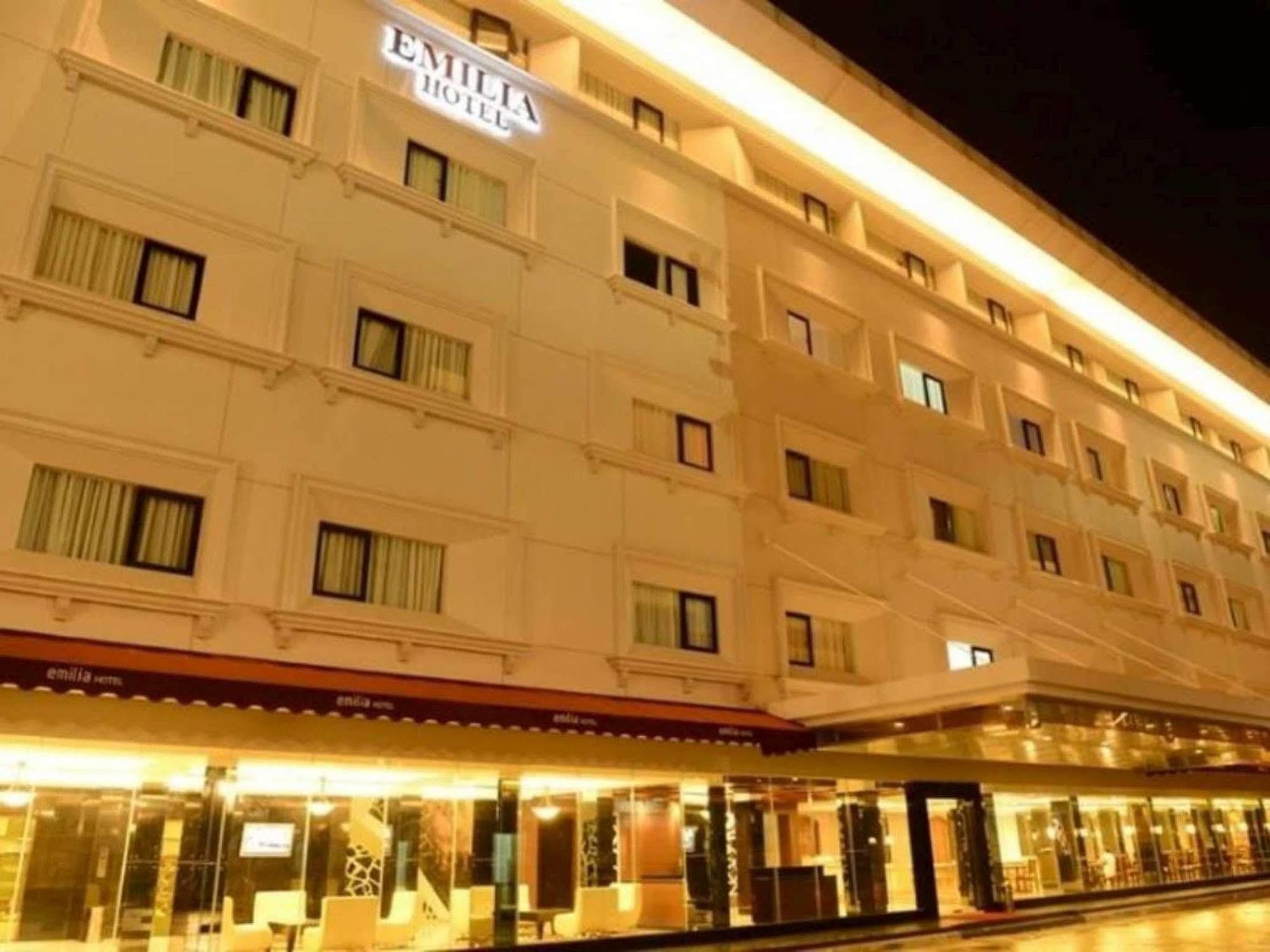 Emilia Hotel By Amazing - Palembang Ngoại thất bức ảnh